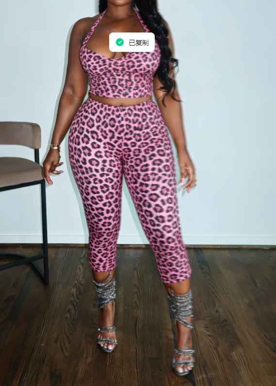 A Halter Neck, Off-the-shoulder, Three-quarter-length Pants Set