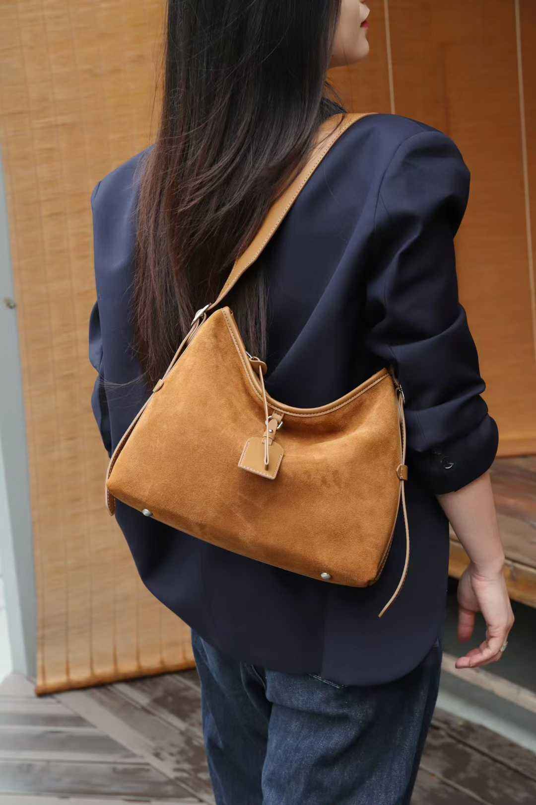 Womens Large-Capacity Simple Leather Commuter Shoulder Bag