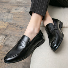 Pointed Toe Minimalist Leather Shoes In British Style by Mirlaine Univers