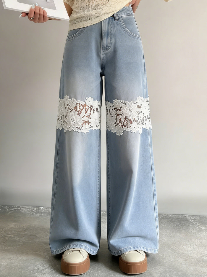 Jean femme coupe large, coloris délavé clair, avec empiècement en dentelle
