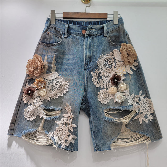 Shorts en jean effet vieilli à texture brossée, patchwork de dentelle à motifs floraux, strass et taille élastique au dos
