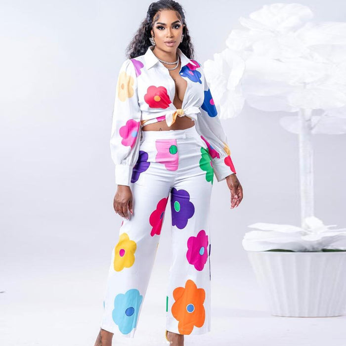 Ensemble deux pièces pour femme composé d'une chemise imprimée colorée et d'un pantalon