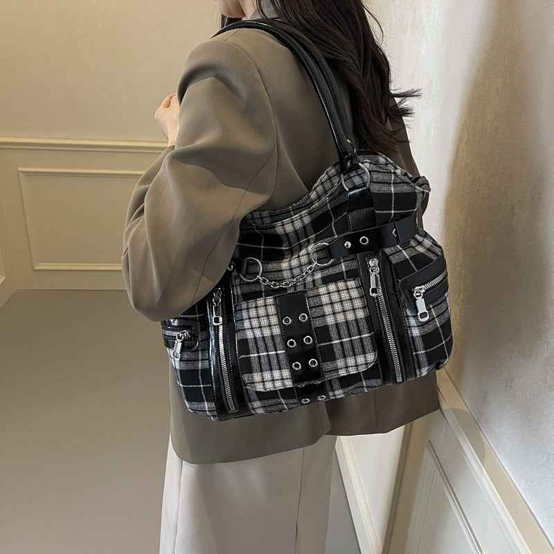 New Casual Womens Bag With A Cinched Waist And Locomotive-style Rivets