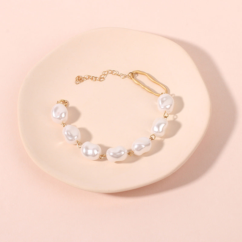 Baroque irregular pearl bracelet by Mirlaine Univers