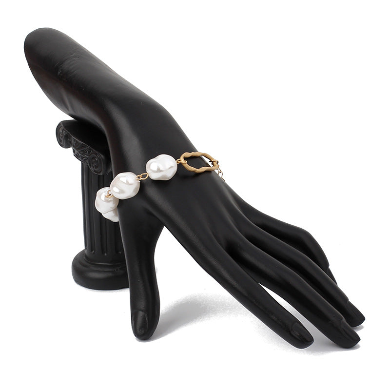 Baroque irregular pearl bracelet by Mirlaine Univers