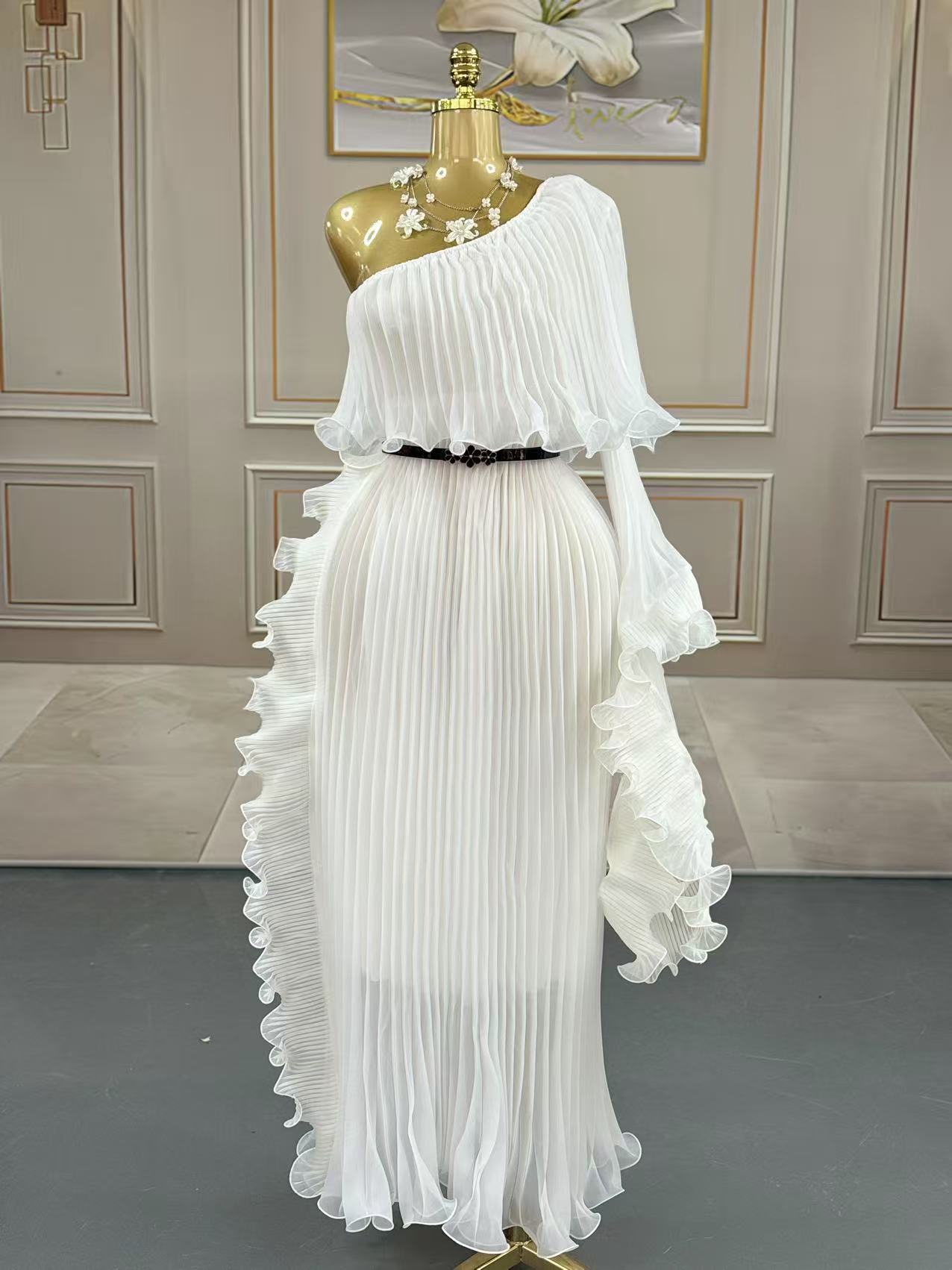 Fashionable One-shoulder Elegant Evening Dress by Mirlaine Univers