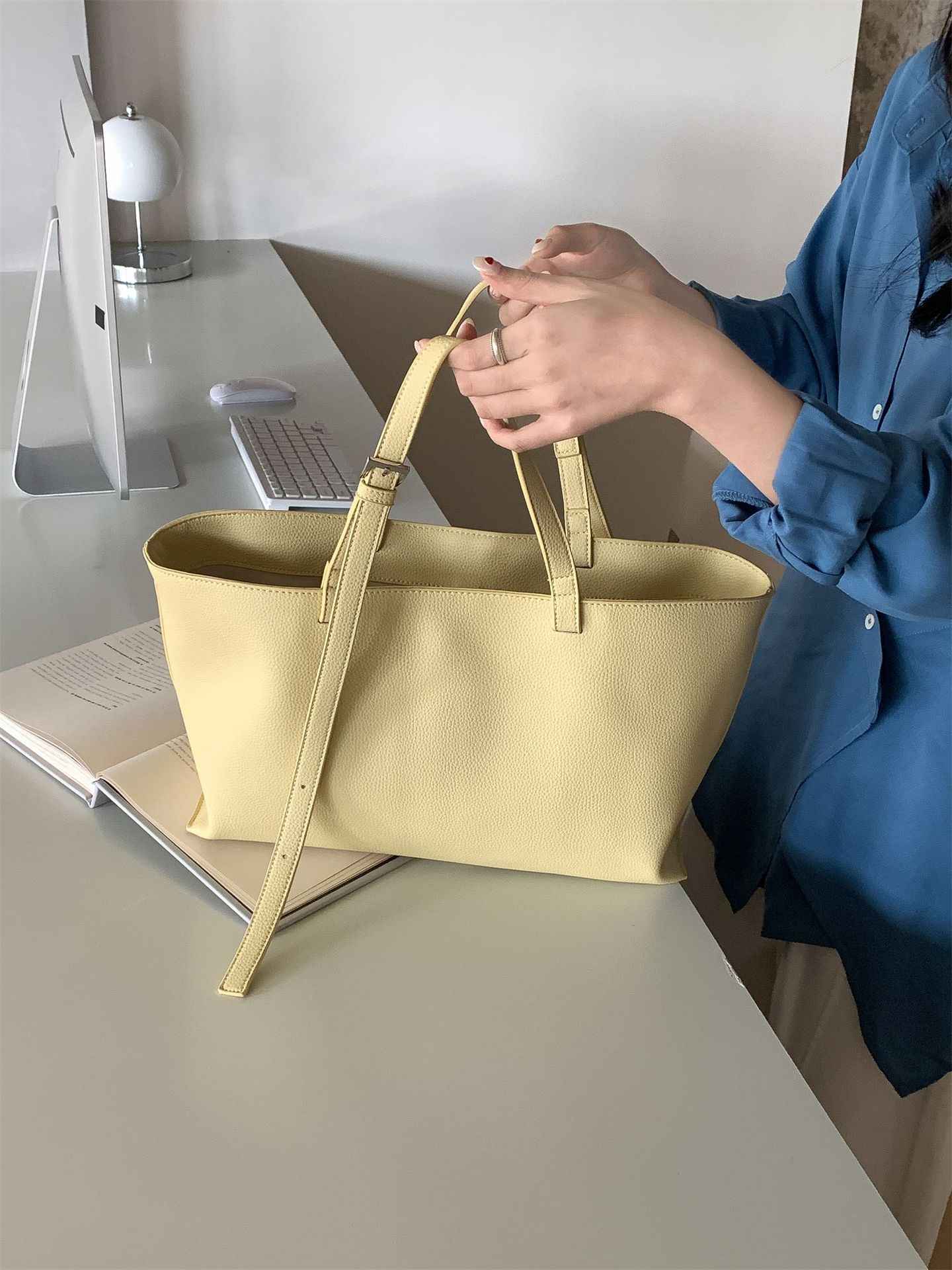 Womens Large-Capacity Fashionable All-Match Shoulder Bag