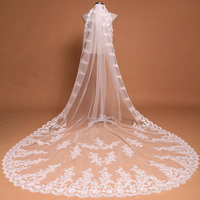 Voile en dentelle à longue traîne