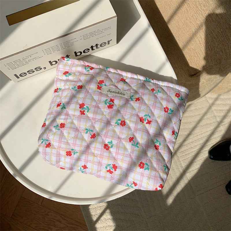 Cartoon Floral Little Bear Quilted Lined Clutch Portable High-Capacity Organizer Womens Makeup Bag