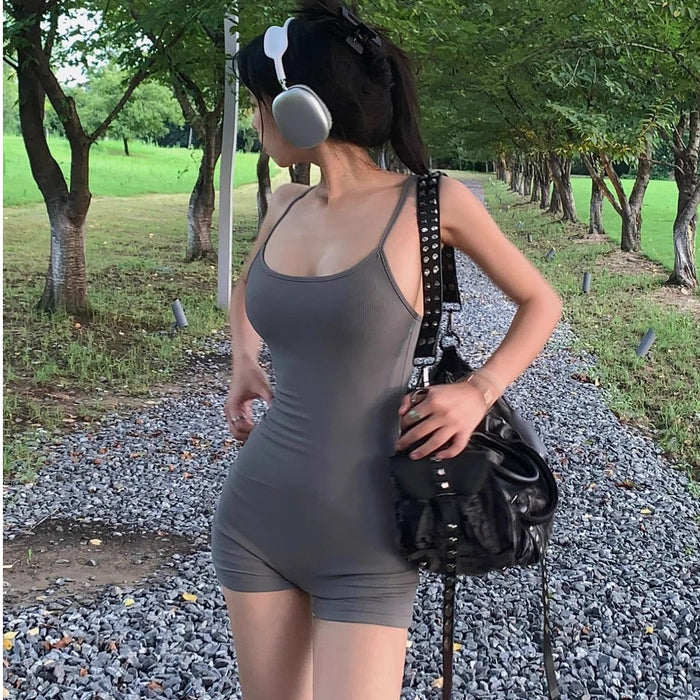 Shorts une pièce style niche, coupe ajustée, tendance sweet & spicy, sac banane assorti pour l'été