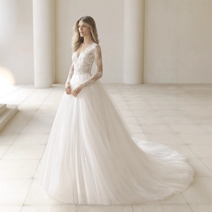 Robe de mariée élégante à manches longues en dentelle avec décolleté en V et détails délicats pour la cérémonie