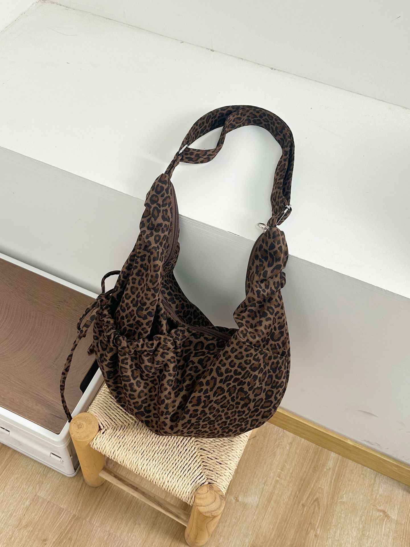 Korean-style Instagram-inspired Relaxed-fit Horn-shaped Tote Bag With A Large Capacity