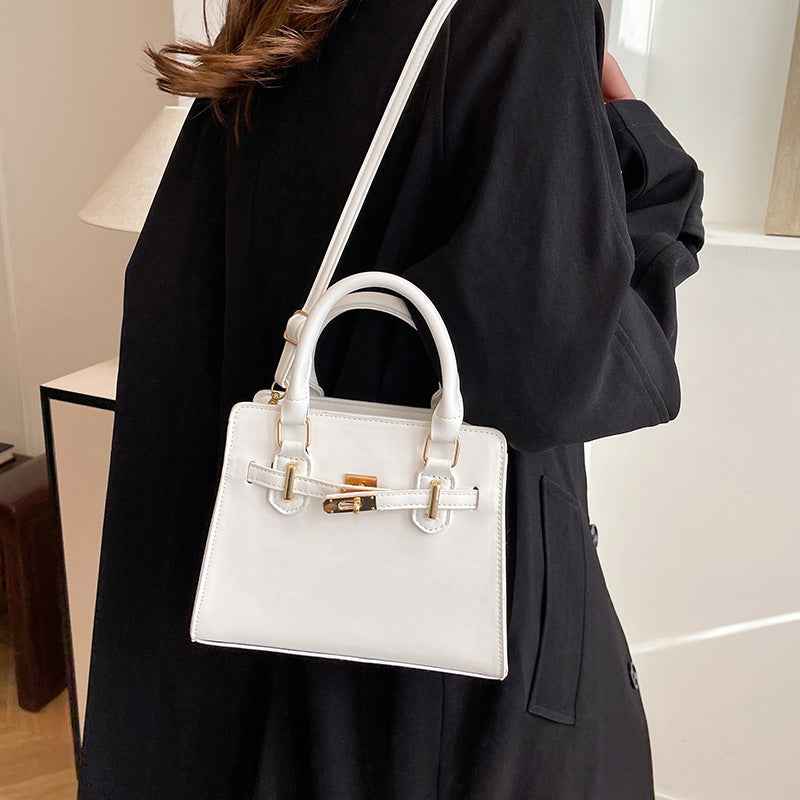 Minimalist Leather-buckle Crossbody Bag With A Soft Exterior And Large Capacity