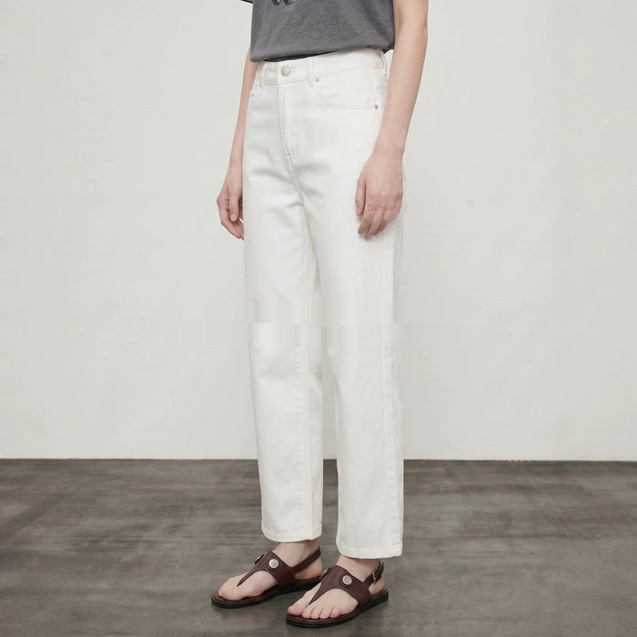 Jean court en denim blanc pour l'été
