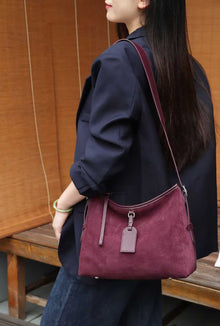 Womens Large-Capacity Simple Leather Commuter Shoulder Bag by Mirlaine Univers
