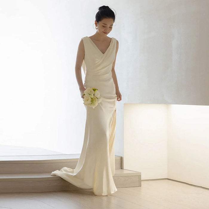 Robe de mariée légère en satin style français, élégante et minimaliste pour la mariée