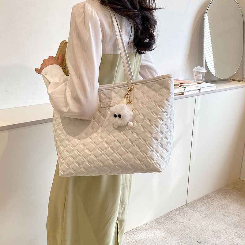Commuter Shoulder Bag With A Diamond-check Pattern