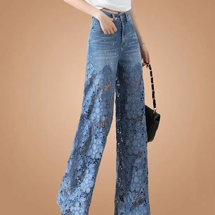 Jean large taille haute pour femme style Y2K, tendance mode printemps-été 2025, pantalon en jean avec découpes en dentelle et patchwork.