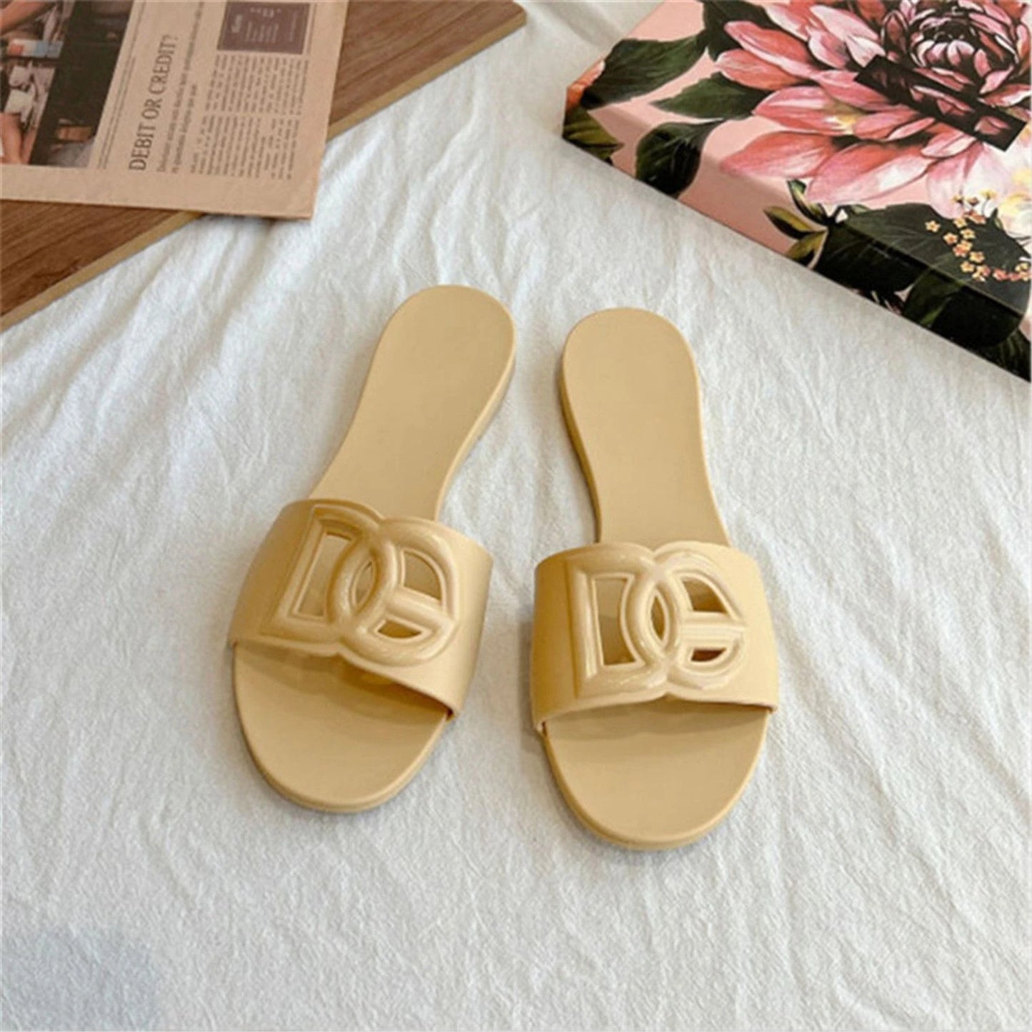 2026 Summer New Women's Flat Flat Comfortable Casual Fashion Versatile Hollow Slippers