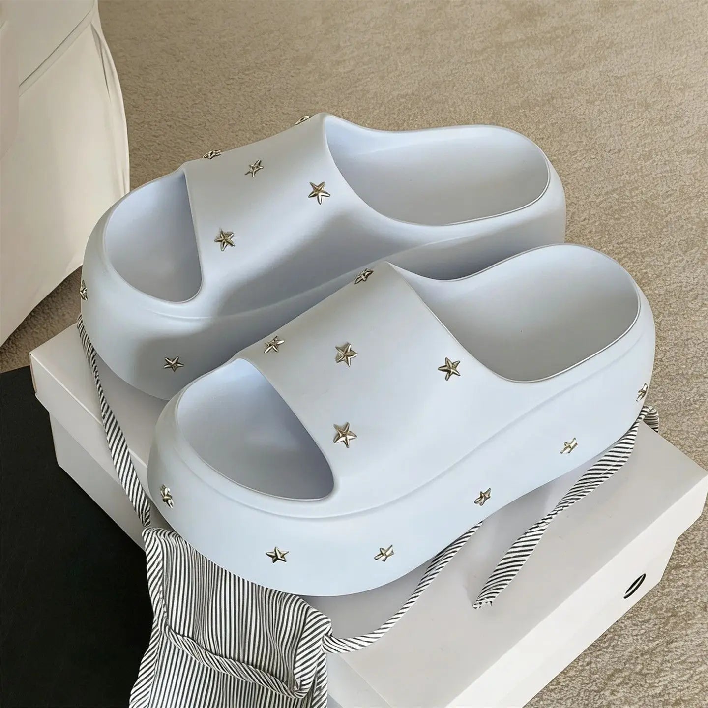 Cartoon White Bear Flip-Flops: Unisex, Non-Slip, Antibacterial, Thick-Soled, Couple's Summer Odour-Resistant Outdoor Flip-Flops