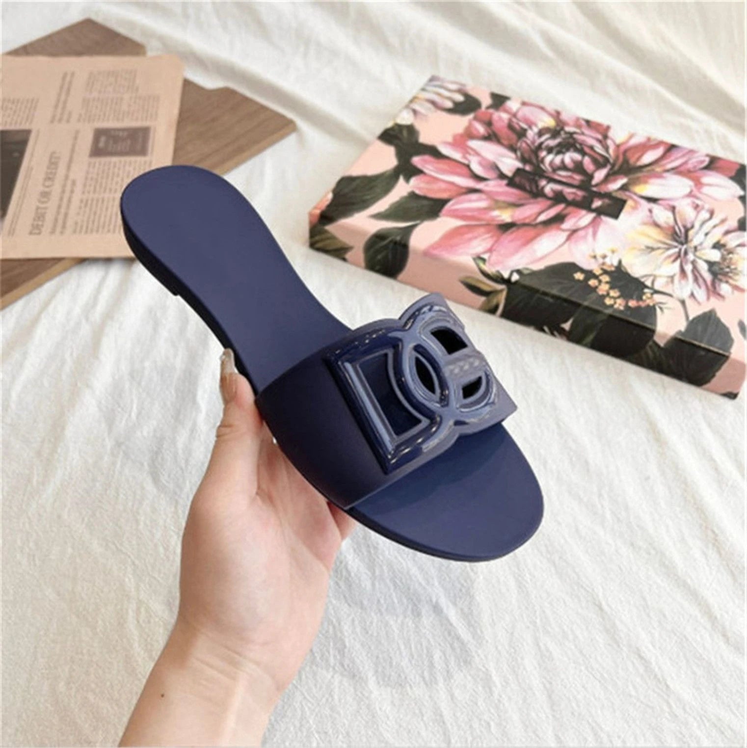 2026 Summer New Women's Flat Flat Comfortable Casual Fashion Versatile Hollow Slippers