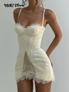 Mini-robe corset blanche pour femme avec bordure en dentelle, décolleté en cœur, bretelles spaghetti, ourlet fendue, tenue de loisirs, de soirée ou de boîte de nuit, été 2026