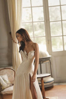 Verngo Chiffon Pleated Wedding Dress Strapless Side Slit Bridal Gowns Women Sweep Train Modern Bride Dresses Customized