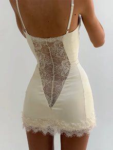 Mini-robe corset blanche pour femme avec bordure en dentelle, décolleté en cœur, bretelles spaghetti, ourlet fendue, tenue de loisirs, de soirée ou de boîte de nuit, été 2026