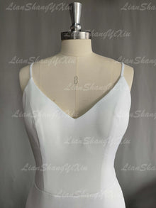 Customized Modern Simple Satin Wedding Dresses V-neck Spaghetti Straps Backless Formal Pleated Bridal Grown vestidos Sweep Train