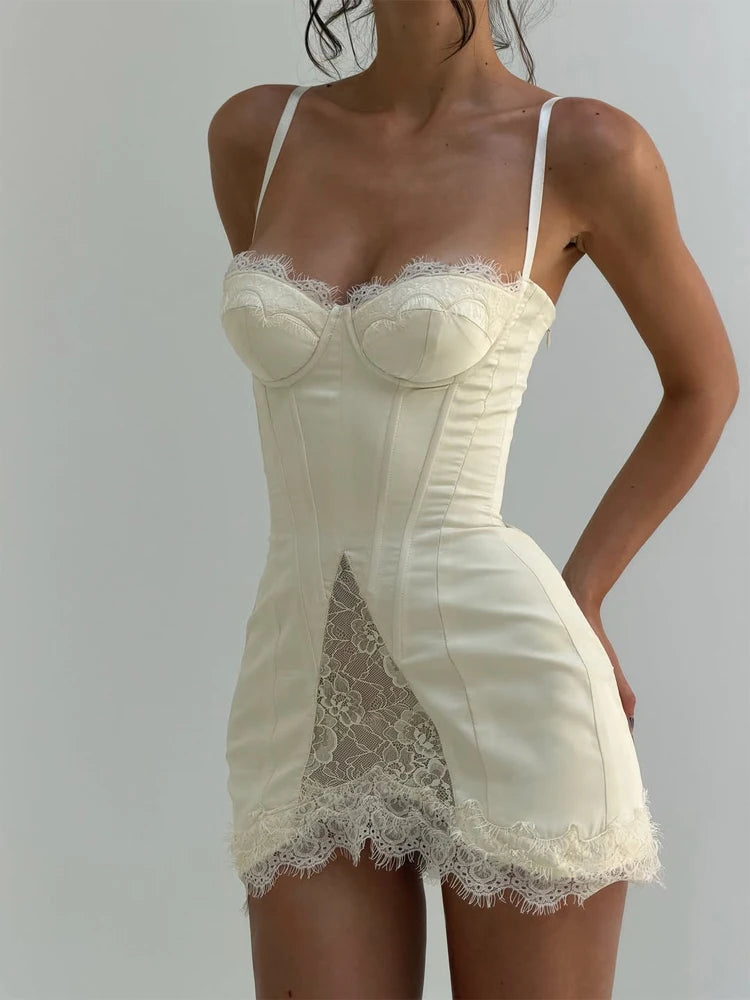 Mini-robe corset blanche pour femme avec bordure en dentelle, décolleté en cœur, bretelles spaghetti, ourlet fendue, tenue de loisirs, de soirée ou de boîte de nuit, été 2026