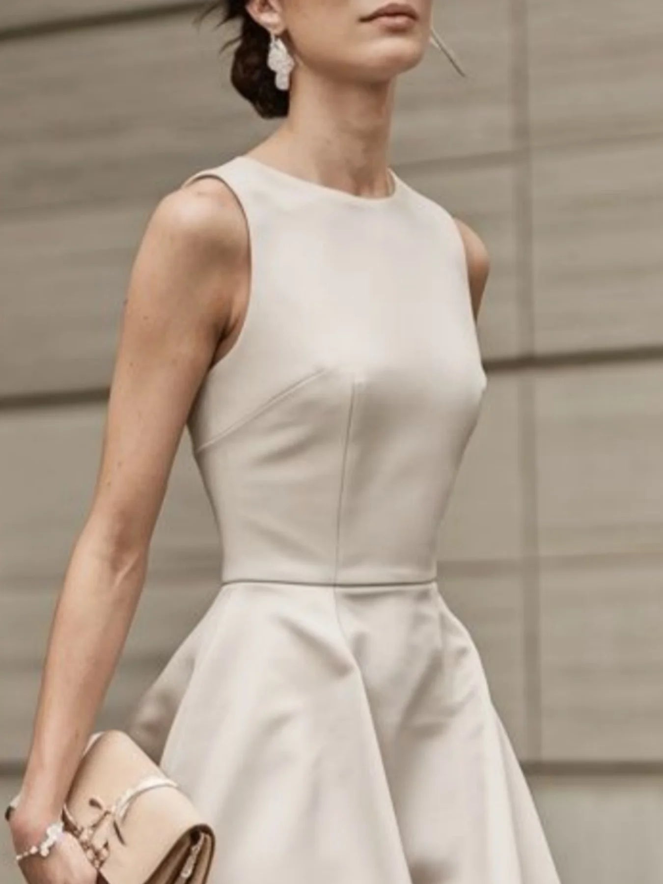 Spring/Summer elegant minimalist slim-fit apricot round neck sleeveless umbrella dress suitable for casual outings and holiday g