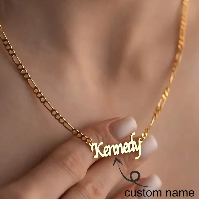 Collier avec prénom personnalisé plaqué or 18 carats avec chaîne Figaro de 3 mm pour femme, pendentif lettres en acier inoxydable, cadeau personnalisé
