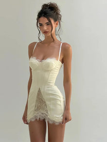 Mini-robe corset blanche pour femme avec bordure en dentelle, décolleté en cœur, bretelles spaghetti, ourlet fendue, tenue de loisirs, de soirée ou de boîte de nuit, été 2026