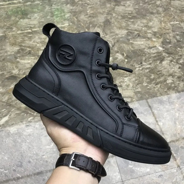 Nouvelles chaussures d'automne pour homme en cuir de vachette, chaussures décontractées, baskets montantes noires, chaussures de skate plates, bottes d'hiver chaudes fourrées