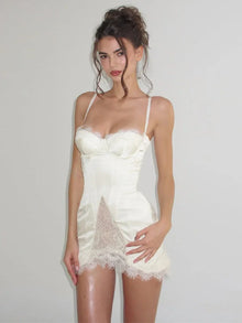Mini-robe corset blanche pour femme avec bordure en dentelle, décolleté en cœur, bretelles spaghetti, ourlet fendue, tenue de loisirs, de soirée ou de boîte de nuit, été 2026