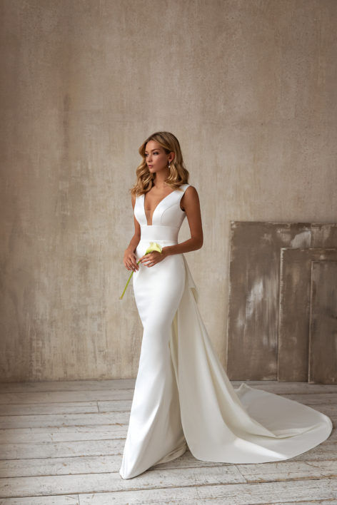 Sexy V-Neck Sleeveless Tail Wedding Dress Long Dress by Mirlaine Univers