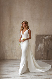 Sexy V-Neck Sleeveless Tail Wedding Dress Long Dress by Mirlaine Univers