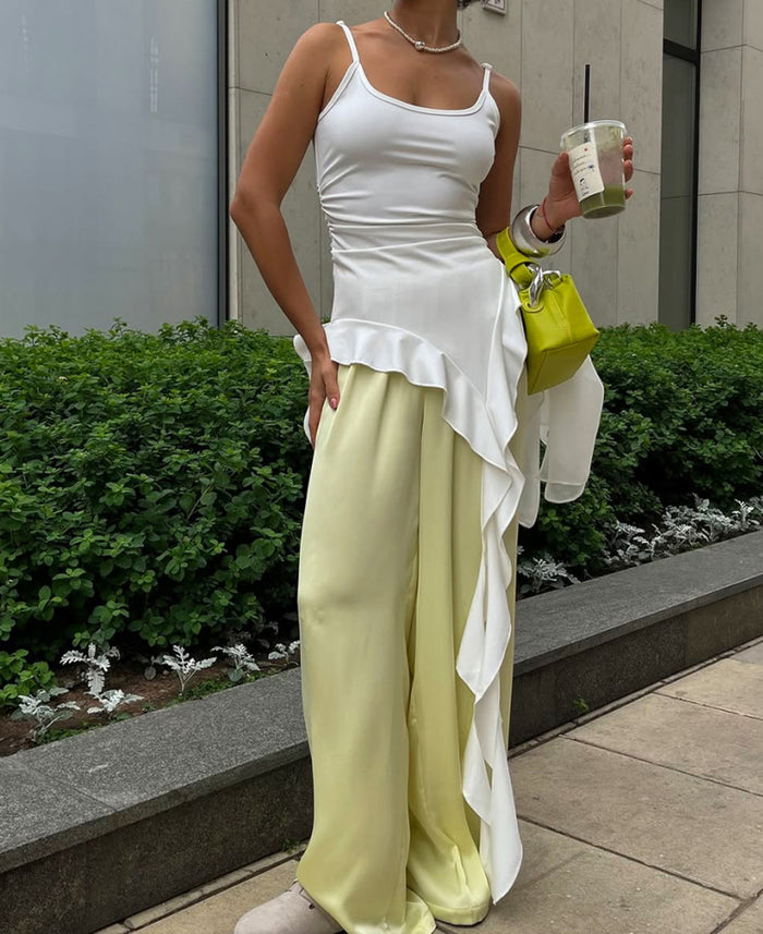 Gilet asymétrique blanc ajusté à volants et rubans