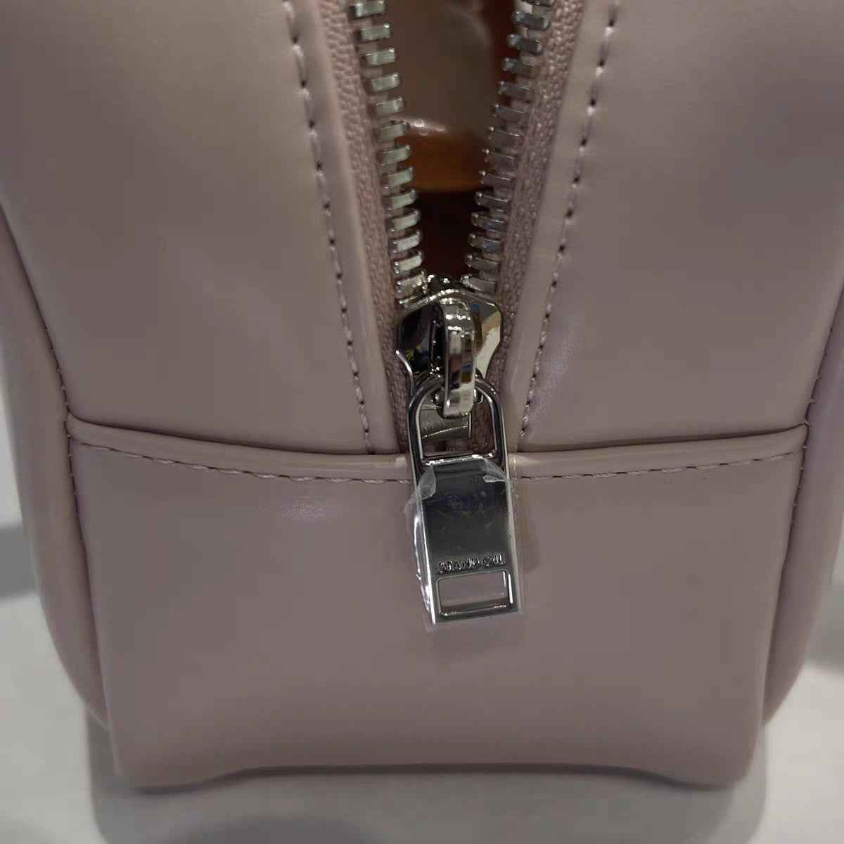 French Baguette-style Niche Underarm Tote