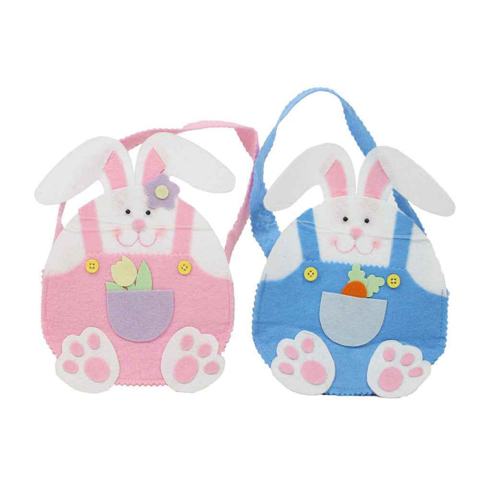Joli lapin de Pâques portant un panier