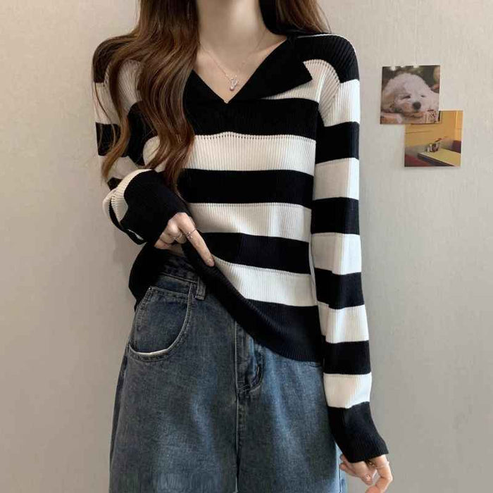 Striped Knitted Base Layer Figure-flattering V-neck Top