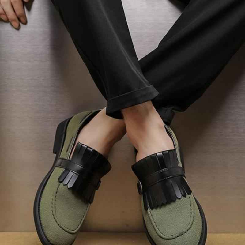 Men's Solidcolor Loafer Shoes With Tassel Accents