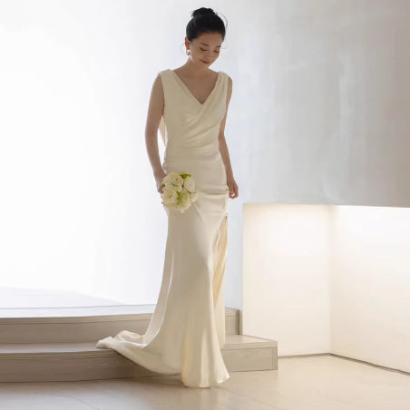 Robe longue blanche de style forêt éthéré, coupe sirène et col en V pour l'extérieur